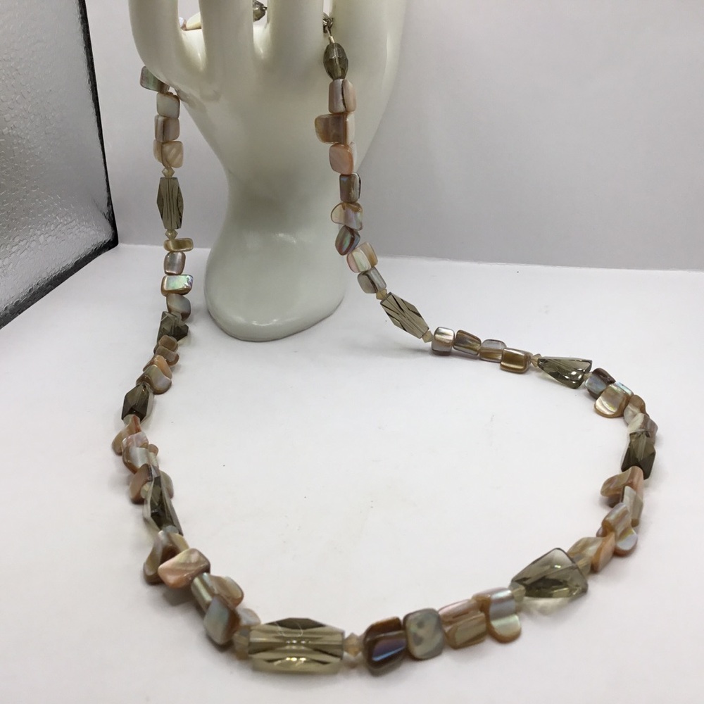 Mother of Pearl (MOP) Shell & Glass Bead Necklace - Picture 4 of 8